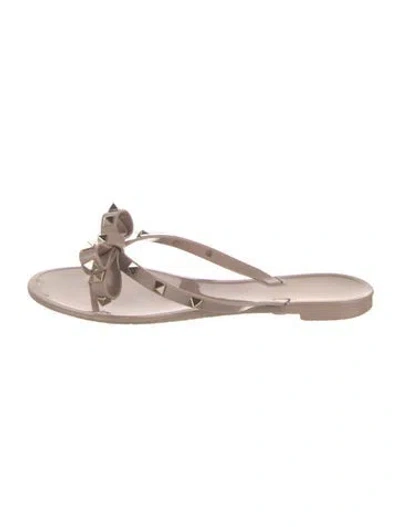 Pre-owned Valentino Garavani Rockstud Accents Bow Accents Flip Flops In Neutrals