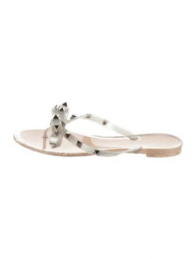 Pre-owned Valentino Garavani Rockstud Accents Bow Accents Flip Flops In Silver