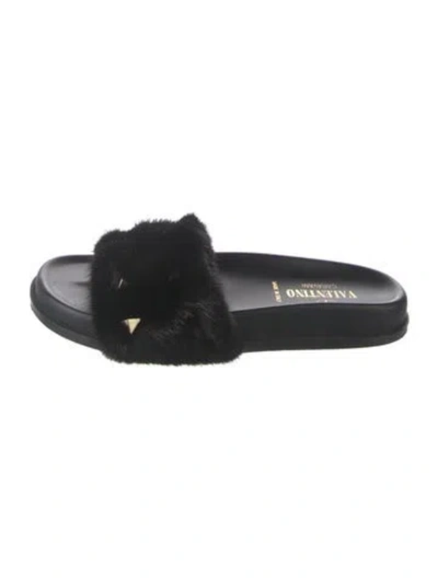 Pre-owned Valentino Garavani Rockstud Accents Fur Slides In Black