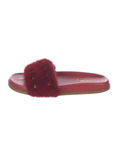 Pre-owned Valentino Garavani Rockstud Accents Fur Slides In Red