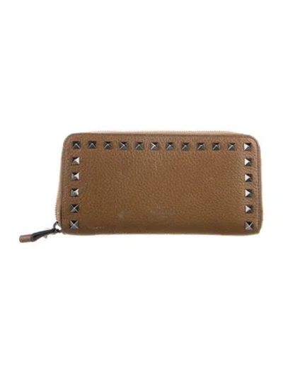 Pre-owned Valentino Garavani Rockstud Accents Leather Continental Wallet In Neutral