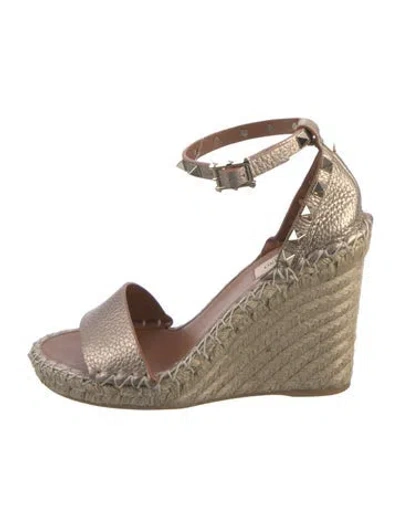Pre-owned Valentino Garavani Rockstud Accents Leather Espadrilles In Gold/metallic
