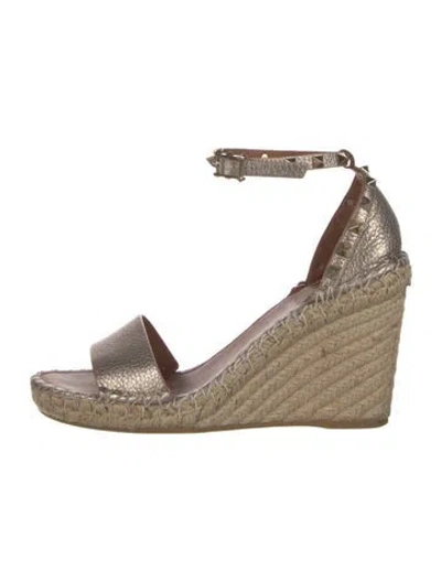 Pre-owned Valentino Garavani Rockstud Accents Leather Espadrilles In Metallic/neutrals