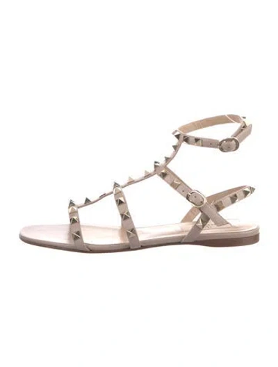 Pre-owned Valentino Garavani Rockstud Accents Leather Gladiator Sandals In Neutral