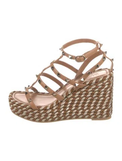 Pre-owned Valentino Garavani Rockstud Accents Leather Gladiator Sandals In Neutral