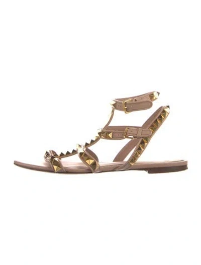 Pre-owned Valentino Garavani Rockstud Accents Leather Gladiator Sandals In Neutral