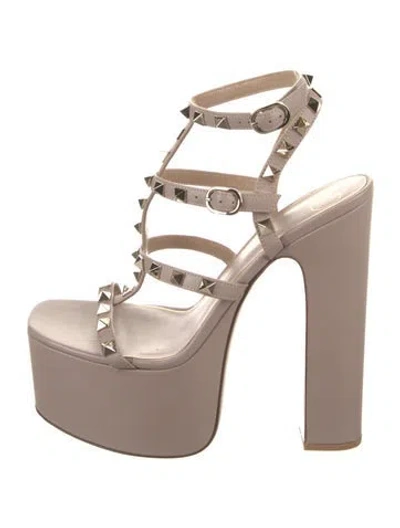 Pre-owned Valentino Garavani Rockstud Accents Leather Gladiator Sandals In Neutral