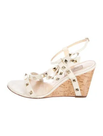 Pre-owned Valentino Garavani Rockstud Accents Leather Gladiator Sandals In Neutral