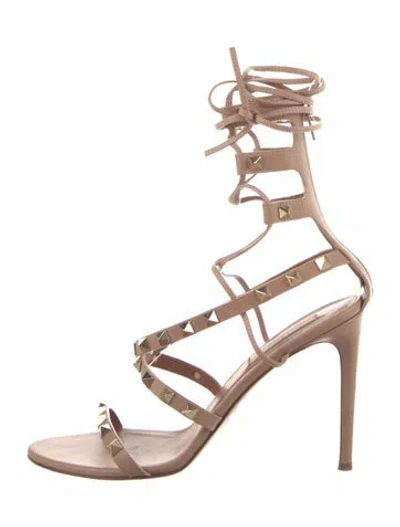 Pre-owned Valentino Garavani Rockstud Accents Leather Gladiator Sandals In Neutral