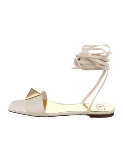 Pre-owned Valentino Garavani Rockstud Accents Leather Gladiator Sandals In Neutral