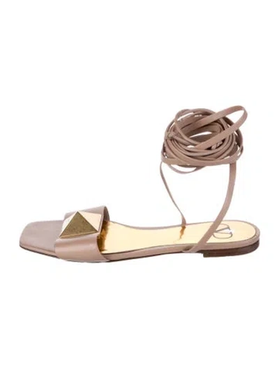 Pre-owned Valentino Garavani Rockstud Accents Leather Gladiator Sandals In Neutral