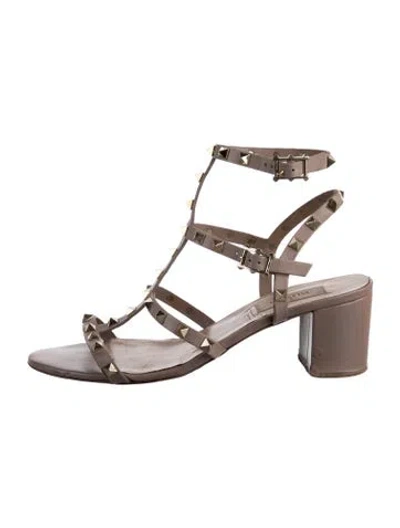 Pre-owned Valentino Garavani Rockstud Accents Leather Gladiator Sandals In Neutral