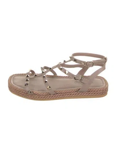 Pre-owned Valentino Garavani Rockstud Accents Leather Gladiator Sandals In Neutrals