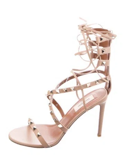Pre-owned Valentino Garavani Rockstud Accents Leather Gladiator Sandals In Neutrals