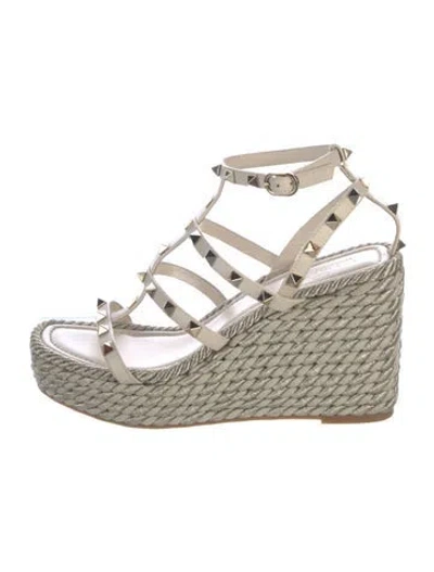 Pre-owned Valentino Garavani Rockstud Accents Leather Gladiator Sandals In Neutrals
