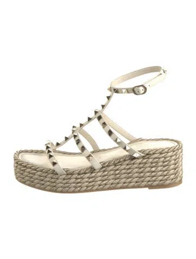 Pre-owned Valentino Garavani Rockstud Accents Leather Gladiator Sandals In Neutrals