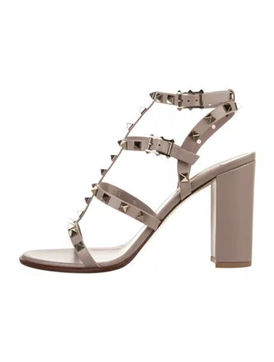 Pre-owned Valentino Garavani Rockstud Accents Leather Gladiator Sandals In Neutrals