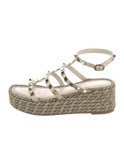 Pre-owned Valentino Garavani Rockstud Accents Leather Gladiator Sandals In Neutrals