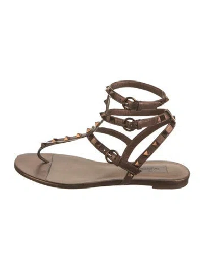 Pre-owned Valentino Garavani Rockstud Accents Leather Gladiator Sandals In Neutrals