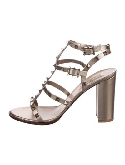 Pre-owned Valentino Garavani Rockstud Accents Leather Gladiator Sandals W/ Tags In Metallic/neutrals
