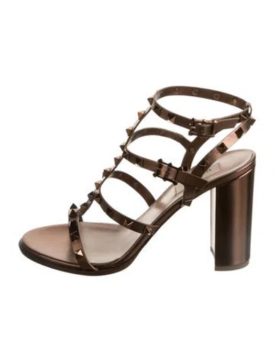 Pre-owned Valentino Garavani Rockstud Accents Leather Gladiator Sandals W/ Tags In Metallic/neutrals