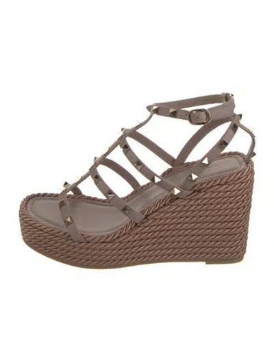 Pre-owned Valentino Garavani Rockstud Accents Leather Gladiator Sandals W/ Tags In Neutrals