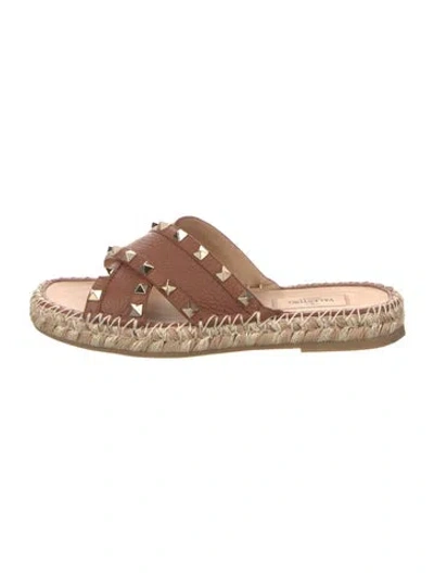 Pre-owned Valentino Garavani Rockstud Accents Leather Slides In Brown/gold
