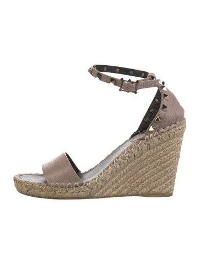 Pre-owned Valentino Garavani Rockstud Accents Leather Slides In Neutrals