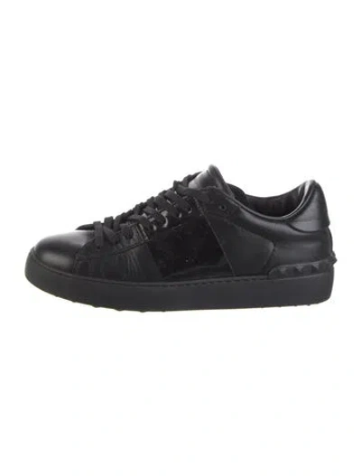 Pre-owned Valentino Garavani Rockstud Accents Leather Sneakers In Black