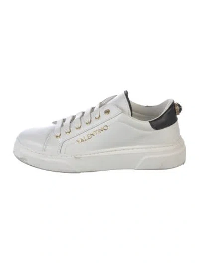 Pre-owned Valentino Garavani Rockstud Accents Leather Sneakers In Metallic/white