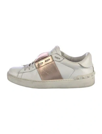 Pre-owned Valentino Garavani Rockstud Accents Leather Sneakers In Metallic/white