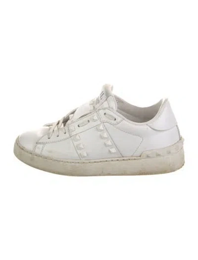 Pre-owned Valentino Garavani Rockstud Accents Leather Sneakers In White