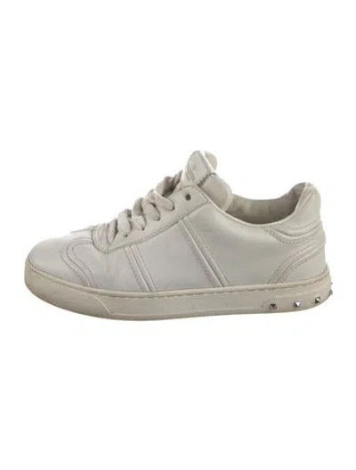 Pre-owned Valentino Garavani Rockstud Accents Leather Sneakers In White