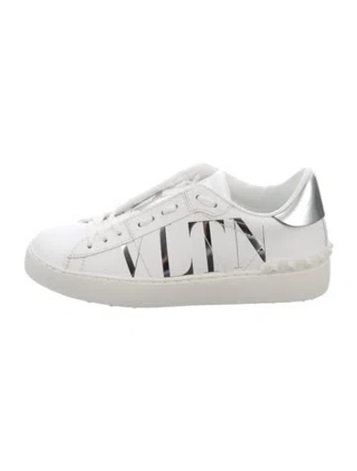 Pre-owned Valentino Garavani Rockstud Accents Leather Sneakers In White