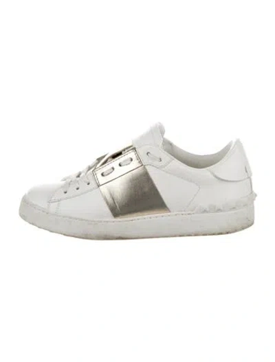 Pre-owned Valentino Garavani Rockstud Accents Leather Sneakers In White