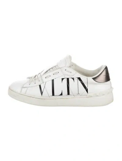 Pre-owned Valentino Garavani Rockstud Accents Leather Sneakers In White