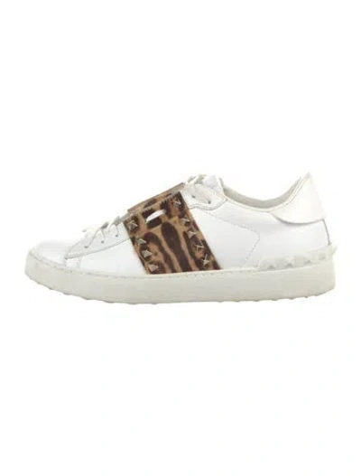 Pre-owned Valentino Garavani Rockstud Accents Leather Sneakers In White