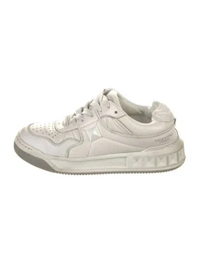 Pre-owned Valentino Garavani Rockstud Accents Leather Sneakers In White