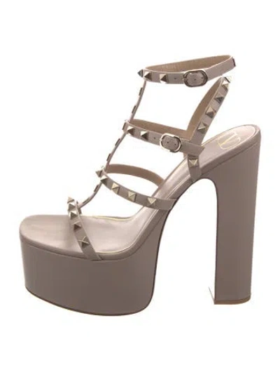 Pre-owned Valentino Garavani Rockstud Accents Leather T-strap Pumps In Neutral