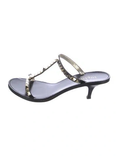 Pre-owned Valentino Garavani Rockstud Accents Leather T-strap Sandals In Black