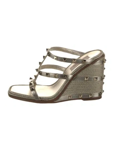 Pre-owned Valentino Garavani Rockstud Accents Leather T-strap Sandals In Gold
