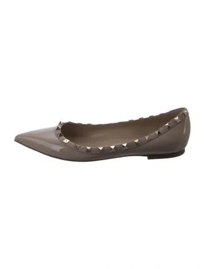 Pre-owned Valentino Garavani Rockstud Accents Patent Leather Ballet Flats In Neutral