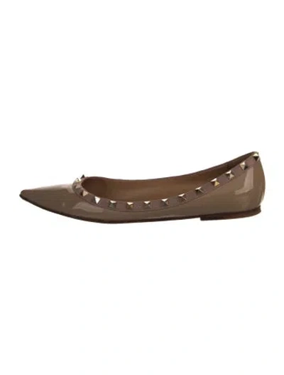 Pre-owned Valentino Garavani Rockstud Accents Patent Leather Ballet Flats In Neutral