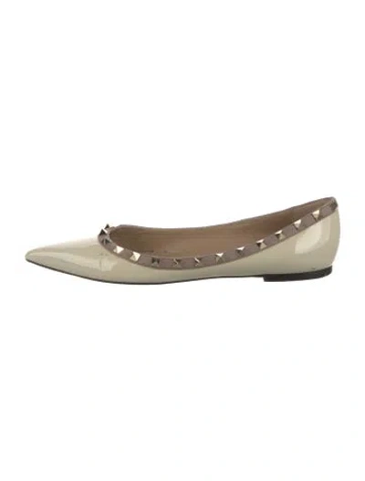 Pre-owned Valentino Garavani Rockstud Accents Patent Leather Ballet Flats In Neutral