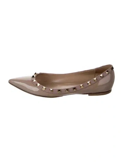 Pre-owned Valentino Garavani Rockstud Accents Patent Leather Ballet Flats In Neutral