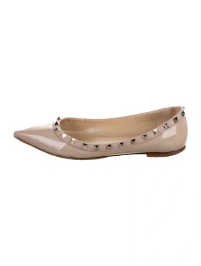 Pre-owned Valentino Garavani Rockstud Accents Patent Leather Ballet Flats In Neutral