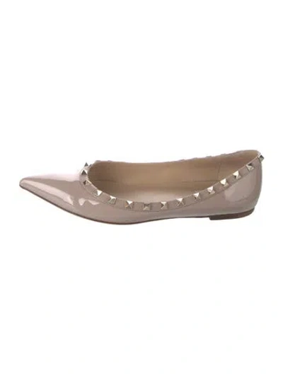 Pre-owned Valentino Garavani Rockstud Accents Patent Leather Ballet Flats In Neutral