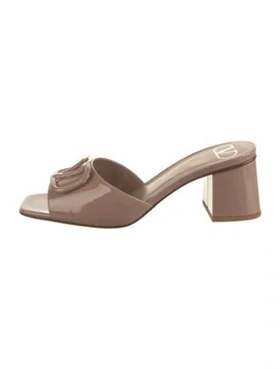 Pre-owned Valentino Garavani Rockstud Accents Patent Leather Slides In Brown
