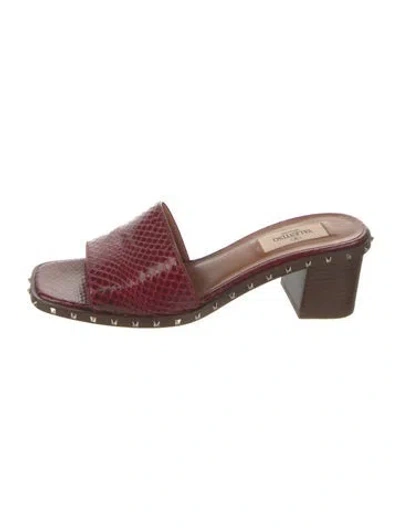 Pre-owned Valentino Garavani Rockstud Accents Patent Leather Slides In Burgundy