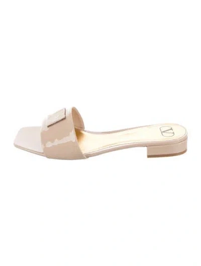 Pre-owned Valentino Garavani Rockstud Accents Patent Leather Slides In Neutrals